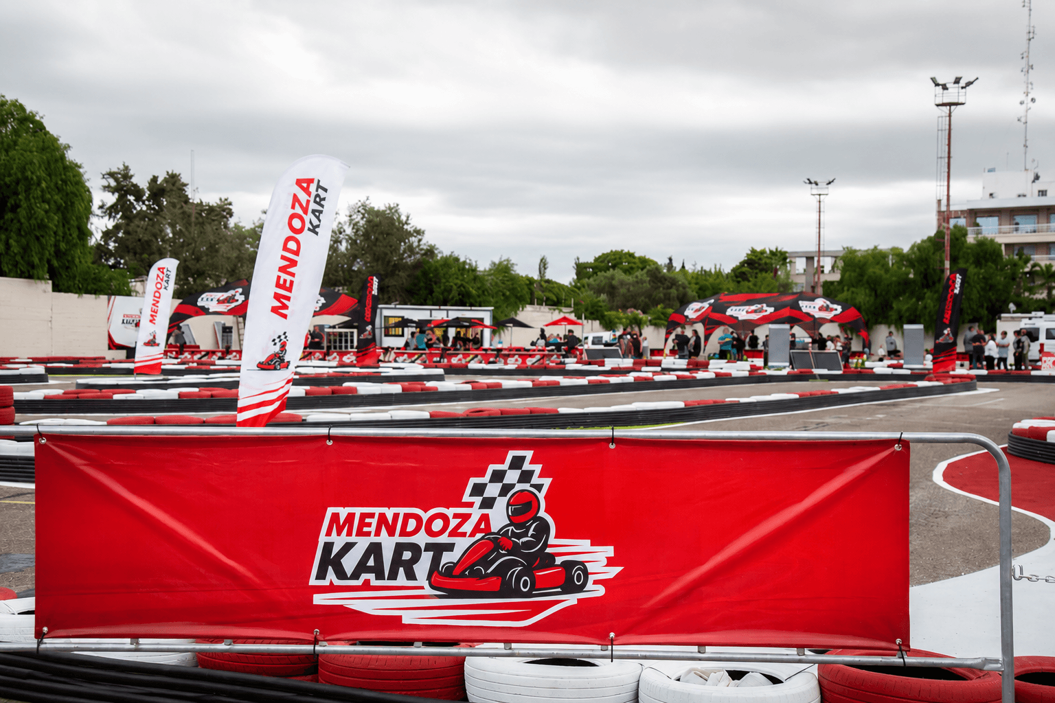 Karts en pista a toda velocidad